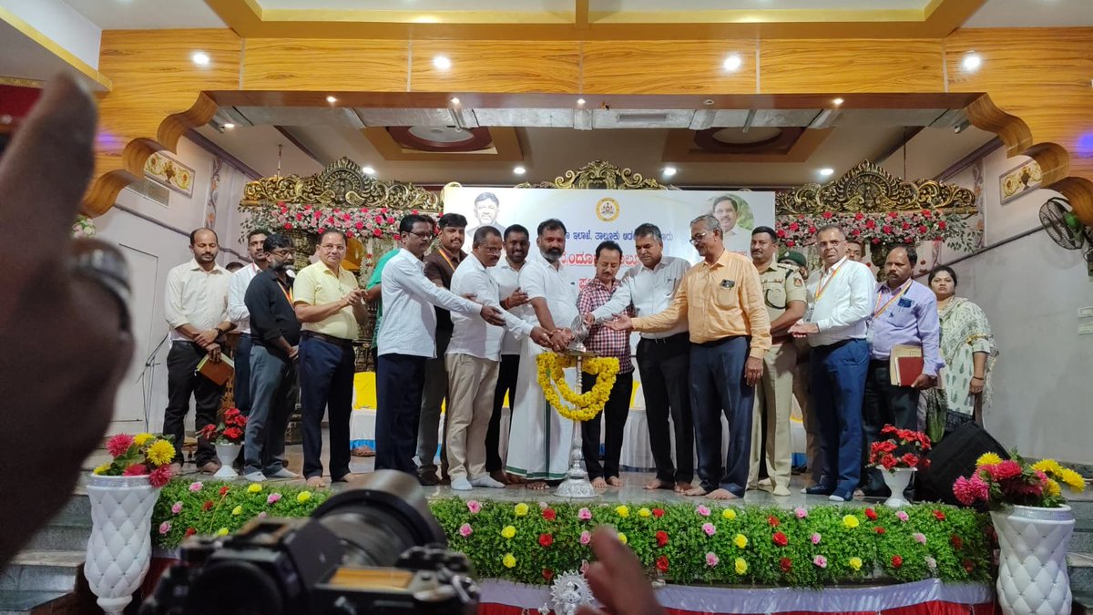 gantihole's tweet photo. ಬಾಗಿಲಿಗೆ ಬಂತು ಸರಕಾರ - ಸೇವೆಗೆ ಇರಲಿ ಸಹಕಾರ.
ಪ್ರಜಾಸೇವಾ ಇಲಾಖೆ, ತಾಲೂಕು ಆಡಳಿತ ಬೈಂದೂರು, ಬೈಂದೂರು ತಾಲೂಕು ವತಿಯಿಂದ ನಾಗೂರಿನಲ್ಲಿ ಆಯೋಜಿಸಲಾದ ಹೋಬಳಿ ಮಟ್ಟದ ಪ್ರಜಾ ಸೇವಾ ಆಂದೋಲನ ಸಭೆಯನ್ನು ಉದ್ಘಾಟಿಸಿ ಅಹವಾಲುಗಳನ್ನು ಸ್ವೀಕರಿಸಲಾಯಿತು.
#PrajaSeva #SamruddhaByndoor #BJPByndoor #GururajGantihole #BestMLA #PeoplesMLA