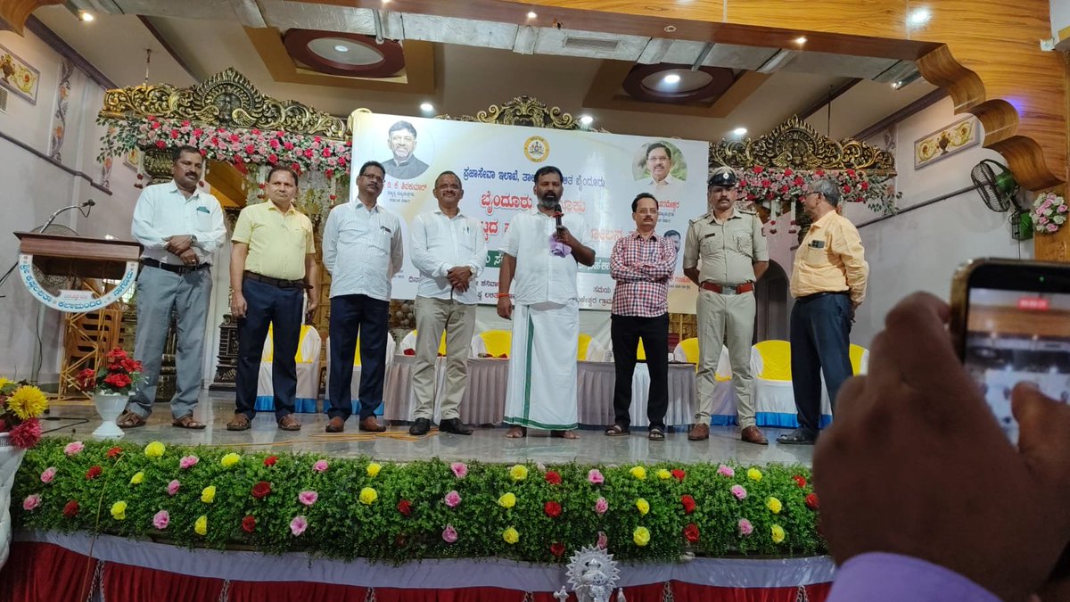 gantihole's tweet photo. ಬಾಗಿಲಿಗೆ ಬಂತು ಸರಕಾರ - ಸೇವೆಗೆ ಇರಲಿ ಸಹಕಾರ.
ಪ್ರಜಾಸೇವಾ ಇಲಾಖೆ, ತಾಲೂಕು ಆಡಳಿತ ಬೈಂದೂರು, ಬೈಂದೂರು ತಾಲೂಕು ವತಿಯಿಂದ ನಾಗೂರಿನಲ್ಲಿ ಆಯೋಜಿಸಲಾದ ಹೋಬಳಿ ಮಟ್ಟದ ಪ್ರಜಾ ಸೇವಾ ಆಂದೋಲನ ಸಭೆಯನ್ನು ಉದ್ಘಾಟಿಸಿ ಅಹವಾಲುಗಳನ್ನು ಸ್ವೀಕರಿಸಲಾಯಿತು.
#PrajaSeva #SamruddhaByndoor #BJPByndoor #GururajGantihole #BestMLA #PeoplesMLA