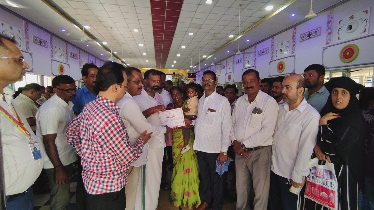 gantihole's tweet photo. ಬಾಗಿಲಿಗೆ ಬಂತು ಸರಕಾರ - ಸೇವೆಗೆ ಇರಲಿ ಸಹಕಾರ.
ಪ್ರಜಾಸೇವಾ ಇಲಾಖೆ, ತಾಲೂಕು ಆಡಳಿತ ಬೈಂದೂರು, ಬೈಂದೂರು ತಾಲೂಕು ವತಿಯಿಂದ ನಾಗೂರಿನಲ್ಲಿ ಆಯೋಜಿಸಲಾದ ಹೋಬಳಿ ಮಟ್ಟದ ಪ್ರಜಾ ಸೇವಾ ಆಂದೋಲನ ಸಭೆಯನ್ನು ಉದ್ಘಾಟಿಸಿ ಅಹವಾಲುಗಳನ್ನು ಸ್ವೀಕರಿಸಲಾಯಿತು.
#PrajaSeva #SamruddhaByndoor #BJPByndoor #GururajGantihole #BestMLA #PeoplesMLA