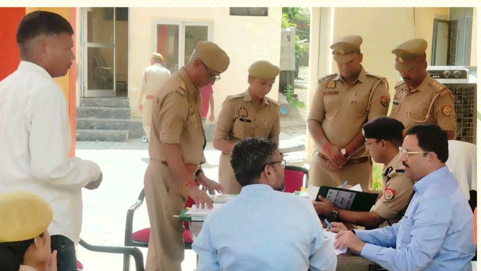 DmMainpuri's tweet photo. आज थाना घिरोर में आयोजित "थाना समाधान दिवस" पर वरिष्ठ पुलिस अधीक्षक मैनपुरी के साथ प्रतिभाग करते हुए जनसामान्य की समस्याओं को सुना एवम् यथासंभव निराकरण कराया तथा शिकायतों के प्रभावी ,गुणवत्तापूर्ण एवं त्वरित निस्तारण हेतु उपस्थित अधीनस्थ अधिकारियों को आवश्यक दिशा निर्देश दिए। https://t.co/E7xs0wD0xm