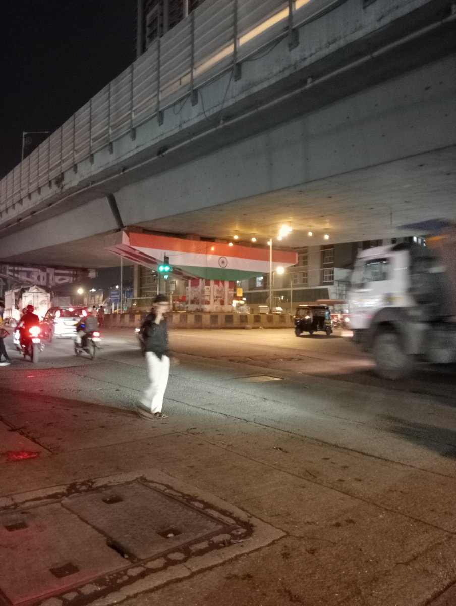riteshkarkera's tweet photo. Does the flag code of India permit this  @mybmc @mybmcInfra  @MTPHereToHelp @MumbaiPolice @CPMumbaiPolice 

Location: Shivaji Nagar signals, Govandi.
@ShivajiNagar_PS . https://t.co/DAt6bLYE9t