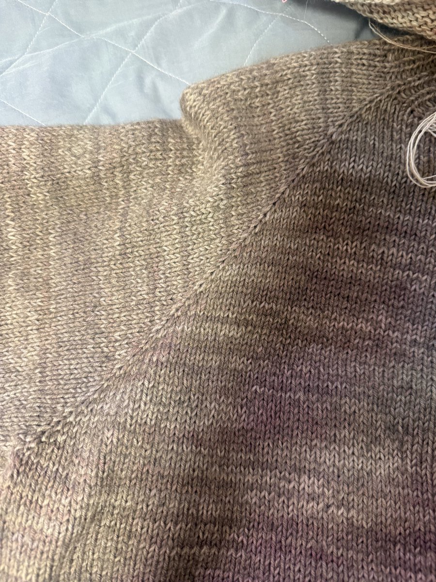 hy_knitting's tweet photo. 새 노프릴뜨던중..소매분리 직전에 레글런늘림을 이상하게 하고 있건것을 발견함..왜…왜애애ㅐㅐㅠㅠ
<- 정상적인 늘림.                  내가 한것→ https://t.co/wE5SlpJvgP