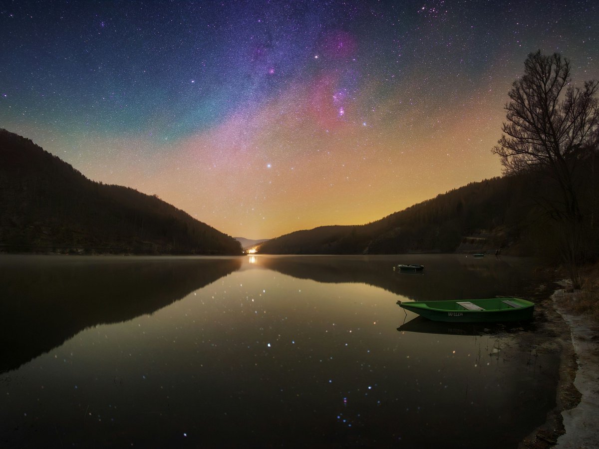 unsplash's tweet photo. Golden autumn trees and starry night skies 🍂🌌 

Warm autumn scenes and starry night views captured by German landscape and astrophotographer Evgeni Tcherkasski.

↓ Comment for their profile link. https://t.co/JRIkeQbx3G