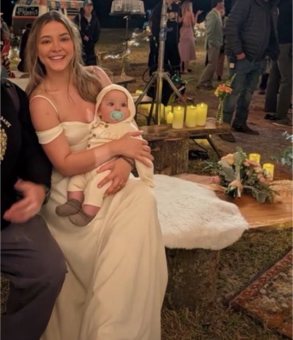 lolonderwall's tweet photo. ela tá tão felizinha com o bebê 😭 https://t.co/qQXkmhypFo