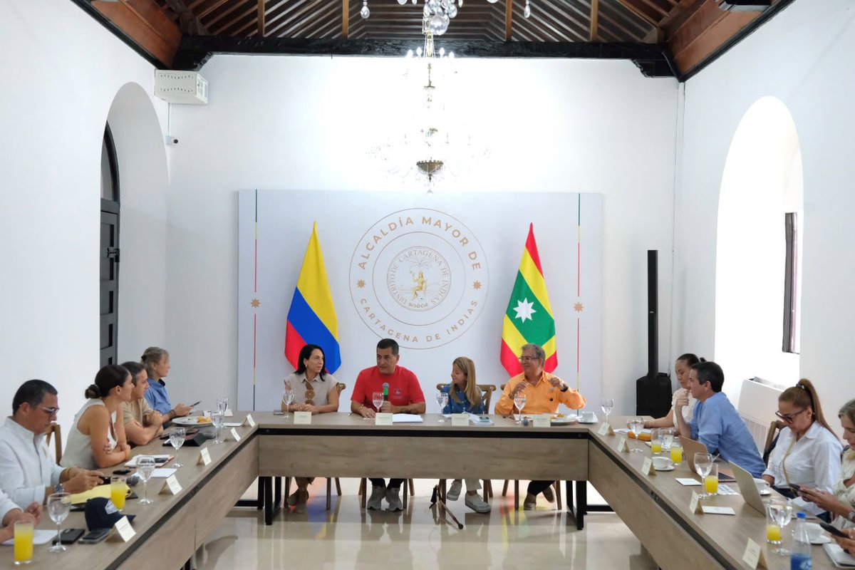 MinAmbienteCo's tweet photo. #AEstaHora | El ministro @fabio_arjona se reúne con la ministra de @MinTransporteCo, @elsanoguerabaq, la @AlcaldiaCTG, @cardique, @InviasOficial, @ANI_Colombia y @EPACartagena para articular la agenda conjunta de Ambiente y Transporte en Cartagena.

El propósito: avanzar en proyectos de infraestructura verde- gris que integren desarrollo, protección ambiental y sostenibilidad.