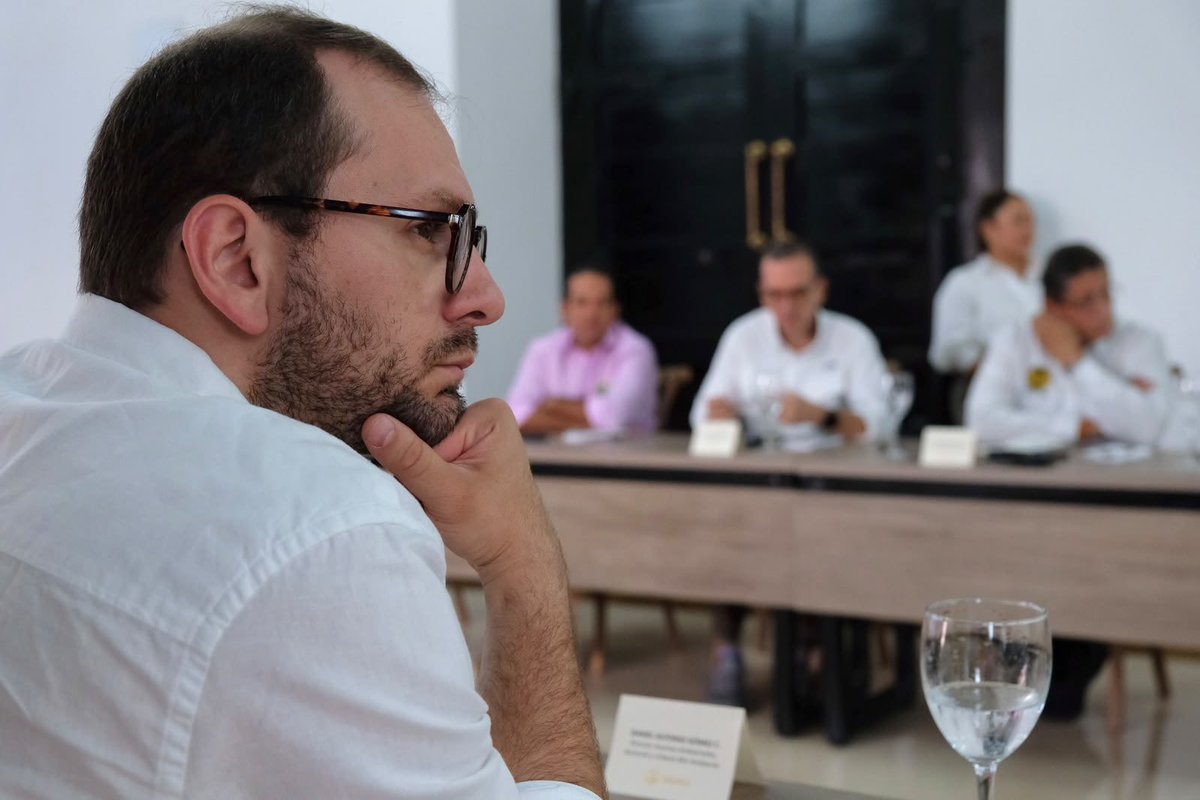 MinAmbienteCo's tweet photo. #AEstaHora | El ministro @fabio_arjona se reúne con la ministra de @MinTransporteCo, @elsanoguerabaq, la @AlcaldiaCTG, @cardique, @InviasOficial, @ANI_Colombia y @EPACartagena para articular la agenda conjunta de Ambiente y Transporte en Cartagena.

El propósito: avanzar en proyectos de infraestructura verde- gris que integren desarrollo, protección ambiental y sostenibilidad.
