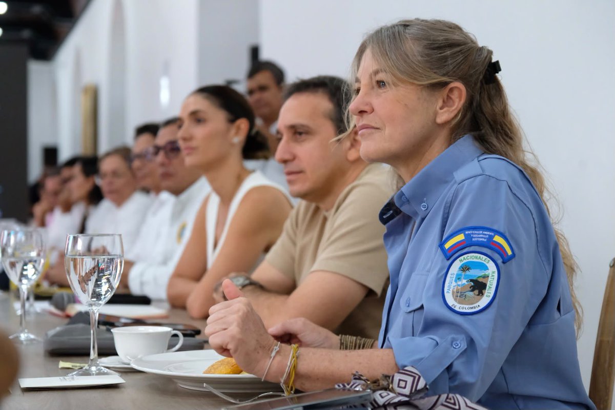 MinAmbienteCo's tweet photo. #AEstaHora | El ministro @fabio_arjona se reúne con la ministra de @MinTransporteCo, @elsanoguerabaq, la @AlcaldiaCTG, @cardique, @InviasOficial, @ANI_Colombia y @EPACartagena para articular la agenda conjunta de Ambiente y Transporte en Cartagena.

El propósito: avanzar en proyectos de infraestructura verde- gris que integren desarrollo, protección ambiental y sostenibilidad.