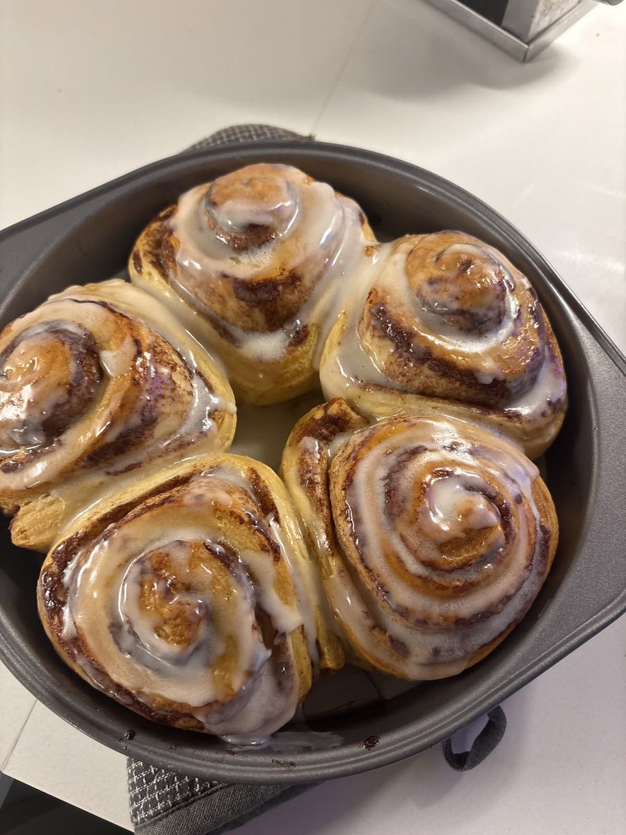 DailyFoodHub1's tweet photo. Cinnamon Rolls 😍 https://t.co/n4T12xYQFC