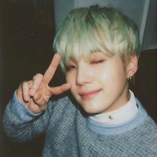 honeysyoon's tweet photo. this genre of mint haired yoongi pictures https://t.co/nuccI9wNxh