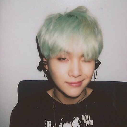 honeysyoon's tweet photo. this genre of mint haired yoongi pictures https://t.co/nuccI9wNxh
