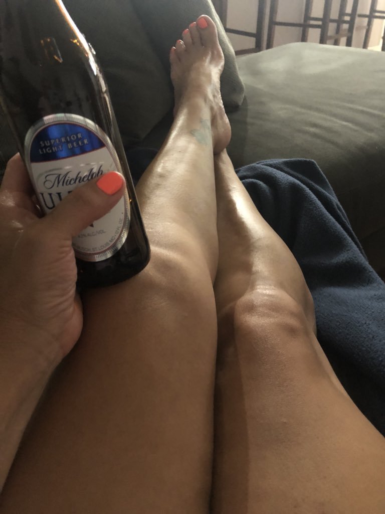 steel38707's tweet photo. Got my workout and chores done now I can relax a bit before I start cooking. Have a few friends coming over this afternoon and will have to feed them😁🧑‍🍳🍽️ Yes I do enjoy a beer now and then🤗🙌💞❤️ https://t.co/yGbZXb9fmD