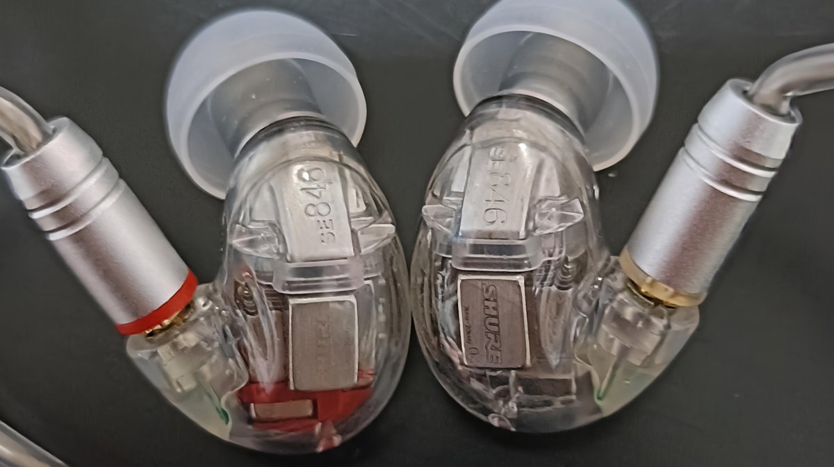 k_ptp1230's tweet photo. 遂に、
SE315からSE846へ。
中古です。
だいぶ安く手に入れた。
友人に、
オーディオ詳しい人は居ません。
なので、１２万だよ？
と伝えます😏
冗談はさておき。
自分には音がハッキリと、
聴こえて、
製作者の伝えたい音が、
聴こえるイヤホン。
そんな気がしてます。
#MNG
#SHURE 
#SE846
#SE315 https://t.co/FytWJiP6aL