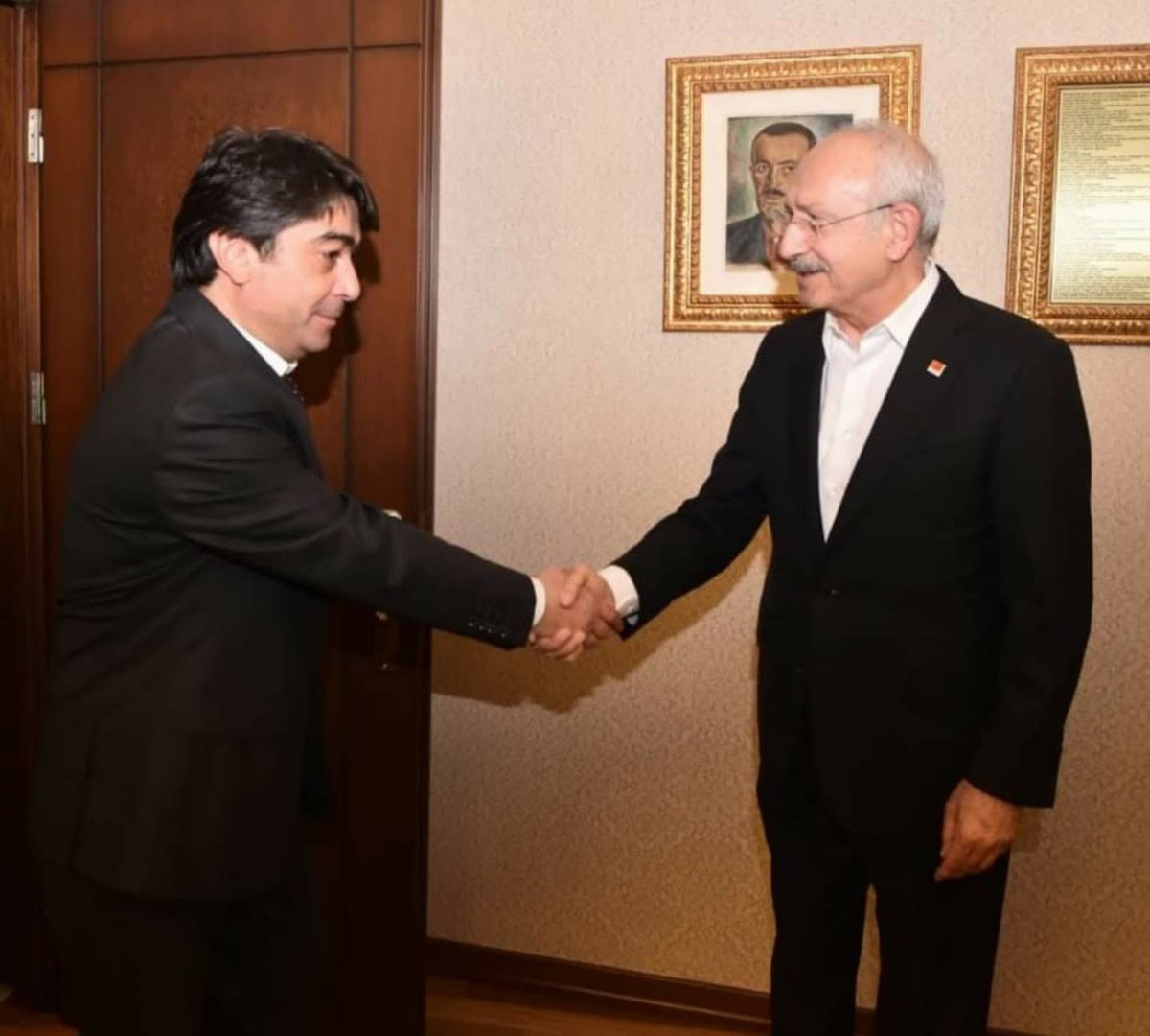 IKaranfil's tweet photo. Kemal Kılıçdaroğlu, mahkeme tarafından genel başkan olarak atanmış değildir.

Mahkemenin 38. Kurultay’ı iptal etmesiyle, kurultayın doğurduğu hukuki sonuçlar ortadan kalkmış ve kurultay öncesindeki hukuki statü yeniden geçerli hâle gelmiştir. https://t.co/JSjBaMUxBH