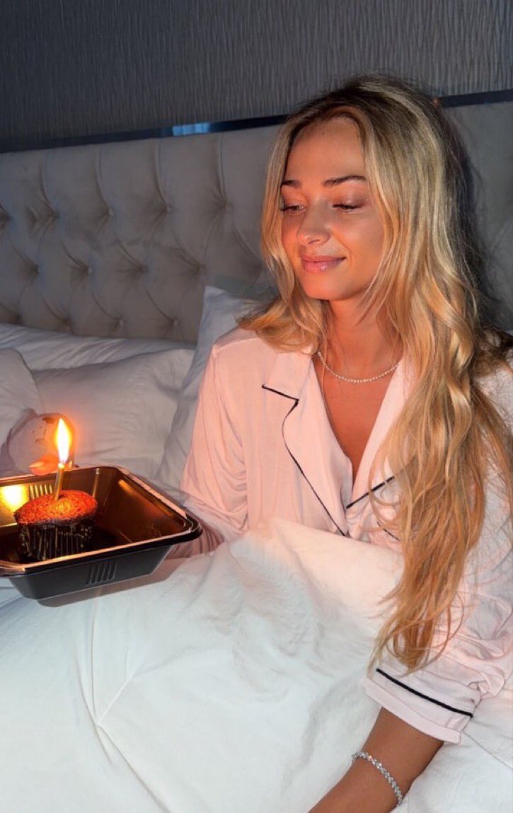 Alexa_Adams_3's tweet photo. It’s my birthdayyy 🎂 , send me wishes https://t.co/zatB59sLvk
