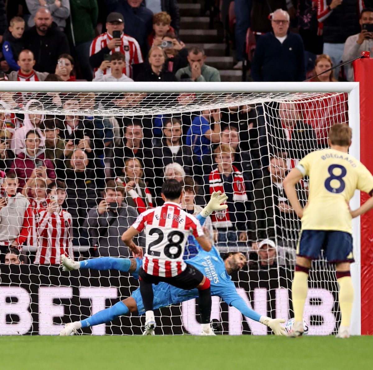 garistengah_id's tweet photo. 121 DETIK!!

Itulah jarak antara penyelamatan penalti dari David Raya (55:40) dengan gol pembuka Bruno Guimaraes (57:41).

Momen itu benar-benar memberikan Arsenal waktu buat bernapas, walaupun cuma sebentar.

Sunderland hampir  mengambil alih momentum sebelum periode 121 detik itu.

Pressing tuan rumah efektif, lini depan yg menggabungkan kecepatan Angulo dengan kemampuan fisik Brobbey juga bisa merepotkan Arsenal.

Andaikan Enzo Le Fee bisa membobol gawang Raya lewat penalti, The Black Cats bisa saja menuju kemenangan Premier League pertama mereka atas Arsenal sejak 2009.

TAPI TERNYATA TIDAK!! Penalti Le Fee yg sebenernya bagus, ke pojok kiri gawang diselamatkan Raya yg lebih bagus lagi! 🤯

121 detik kemudian, Bruno Guimaraes tuntaskan serangan yg dibangun dari sisi kiri, dan Arsenal resmi menetralisir momentum tuan rumah.

Butuh waktu buat Sunderland mengembalikan rasa percaya diri mereka, dan kembali mengancam. 

Namun Arsenal tetap kokoh, bahkan berhasil menutup pertandingan dengan tambahan satu gol lagi setelah Bukayo Saka dilanggar di kotak penalti.

The Gunners pulang dengan kemenangan. Sapu bersih 4 pertandingan Premier League, dengan hanya satu kali kebobolan sejauh ini 🧱