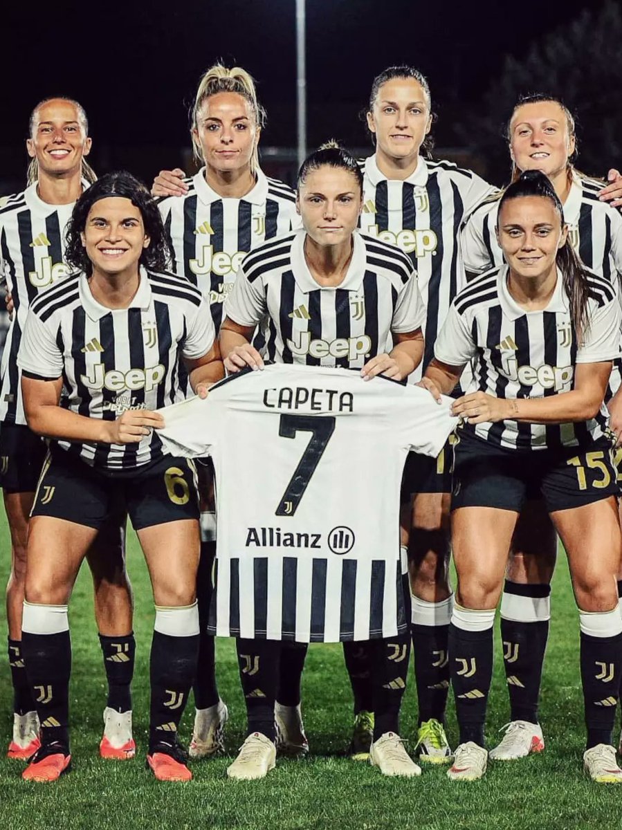 La_Bianconera's tweet photo. IN FINALE VINCENDO IL DERBY D'ITALIA! 😍 Con dedica a #Capeta ed un abbraccio delle due squadre a Roberta #Picchi! ❤️
Partita combattuta, risolta da un autogol favorito da Tatiana #Pinto, che esulta come Ana! 🫶
La #JuventusWomen difenderà la Serie A Women's Cup! 💪🏁 #JuveInter https://t.co/rLfYVgbEWC