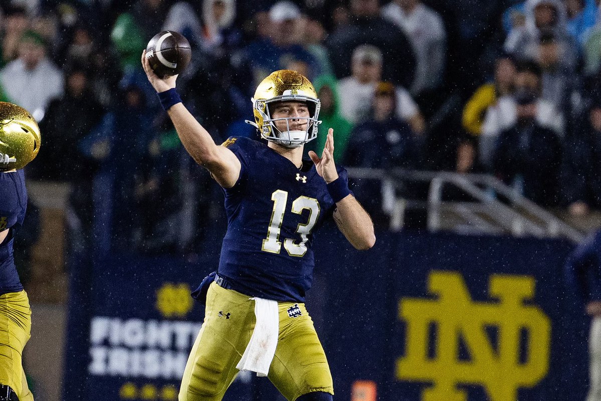 J5_Sports1's tweet photo. CJ Carr has been DOMINANT today:
- 16/20 
- 253 yards
- 4 passing TDs

And he doesn’t need to be in the game late into the 4th quarter to stat pad like Miami!

Go Irish! https://t.co/NRMbeETrzk