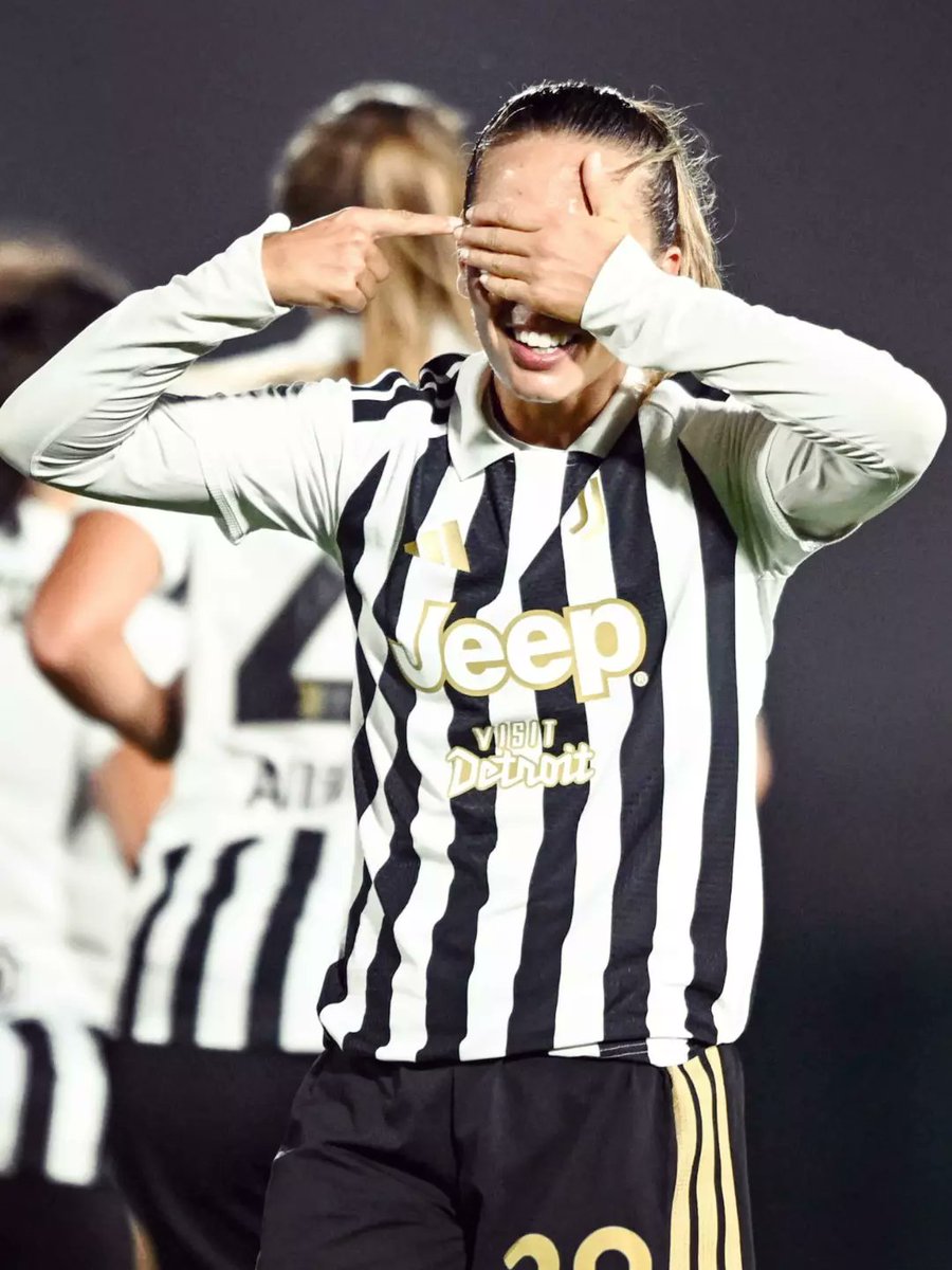 La_Bianconera's tweet photo. IN FINALE VINCENDO IL DERBY D'ITALIA! 😍 Con dedica a #Capeta ed un abbraccio delle due squadre a Roberta #Picchi! ❤️
Partita combattuta, risolta da un autogol favorito da Tatiana #Pinto, che esulta come Ana! 🫶
La #JuventusWomen difenderà la Serie A Women's Cup! 💪🏁 #JuveInter https://t.co/rLfYVgbEWC