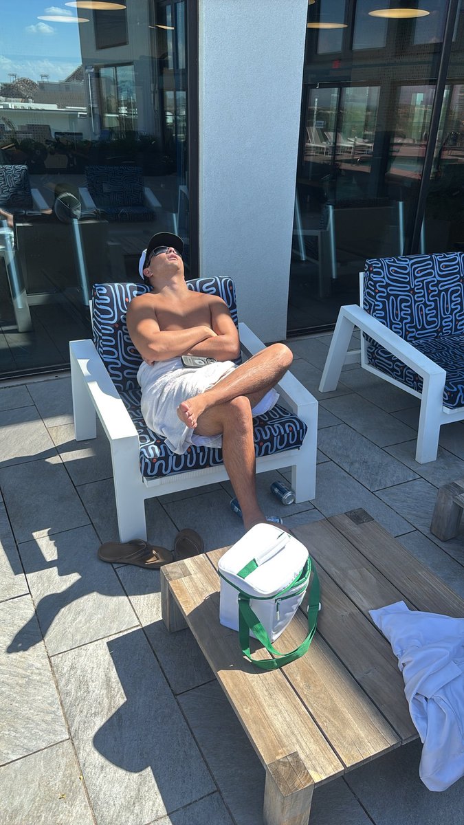 BTom167's tweet photo. How the beers after college football weekend make me feeling.
#drinktillwedie https://t.co/PmlHpmVi15