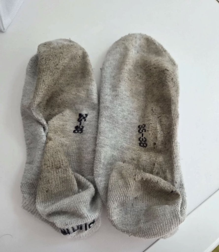 ManonDeParis15's tweet photo. Je vends des chaussettes 🧦 portées ainsi que des photos de mes pieds 🦶.
Pour les personnes intéressées, contactez-moi en privé. ���� https://t.co/nUtmo2XiAA