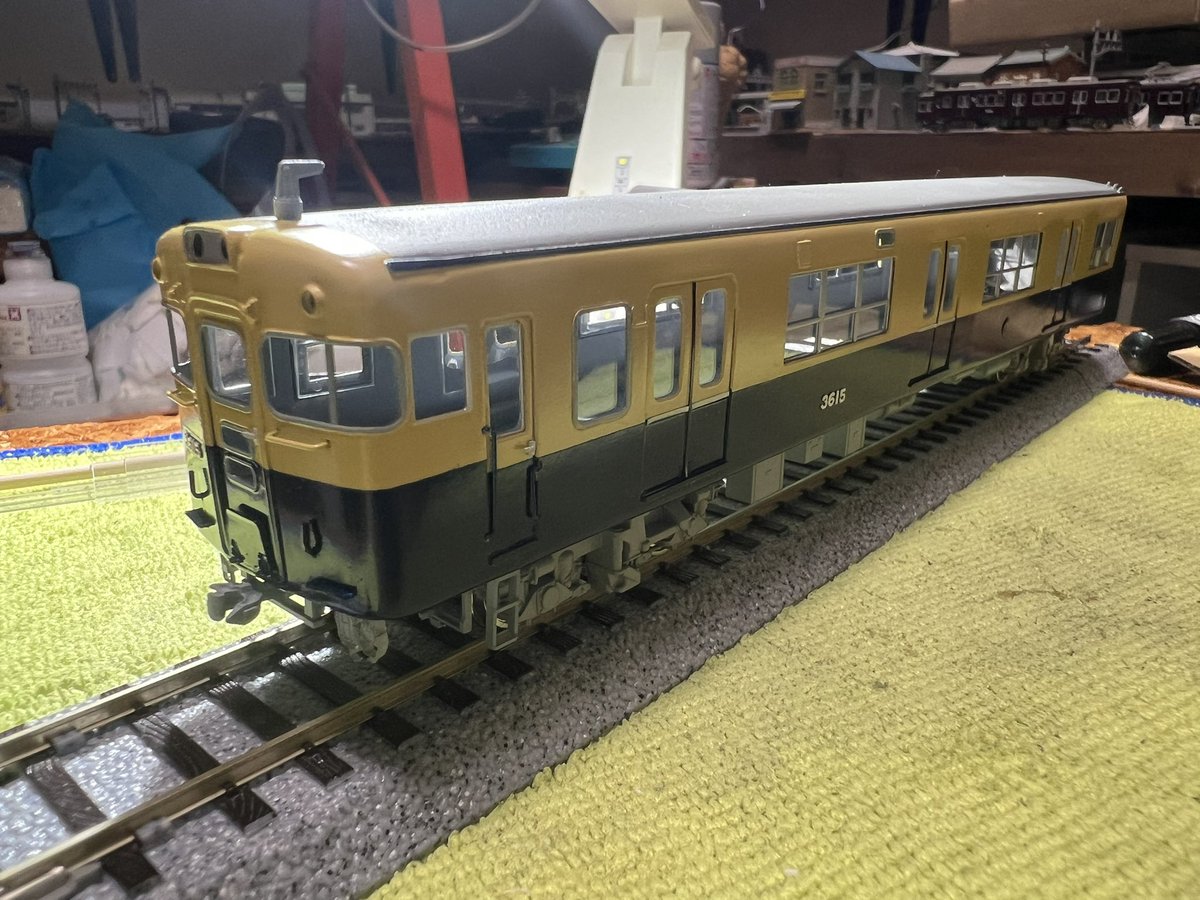 cndgwks's tweet photo. 16番山陽3000系製作記22
おはようございます
今週は土日仕事���のであまり作業が進みません。とはいえ窓ガラス貼り付けを始めてます。あとパンタグラフを搭載しました。 https://t.co/i0jyczZDrf