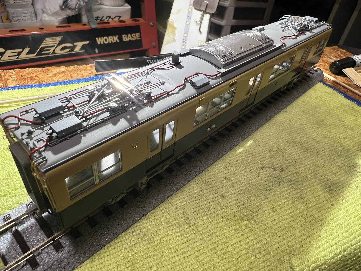 cndgwks's tweet photo. 16番山陽3000系製作記22
おはようございます
今週は土日仕事���のであまり作業が進みません。とはいえ窓ガラス貼り付けを始めてます。あとパンタグラフを搭載しました。 https://t.co/i0jyczZDrf