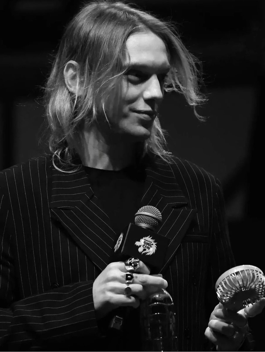 coolScorpiyy's tweet photo. Daily Jamie Campbell bower 33 :3 🤍🖤❤️💕✨💫🎶🎸 https://t.co/V92VYHTBIL