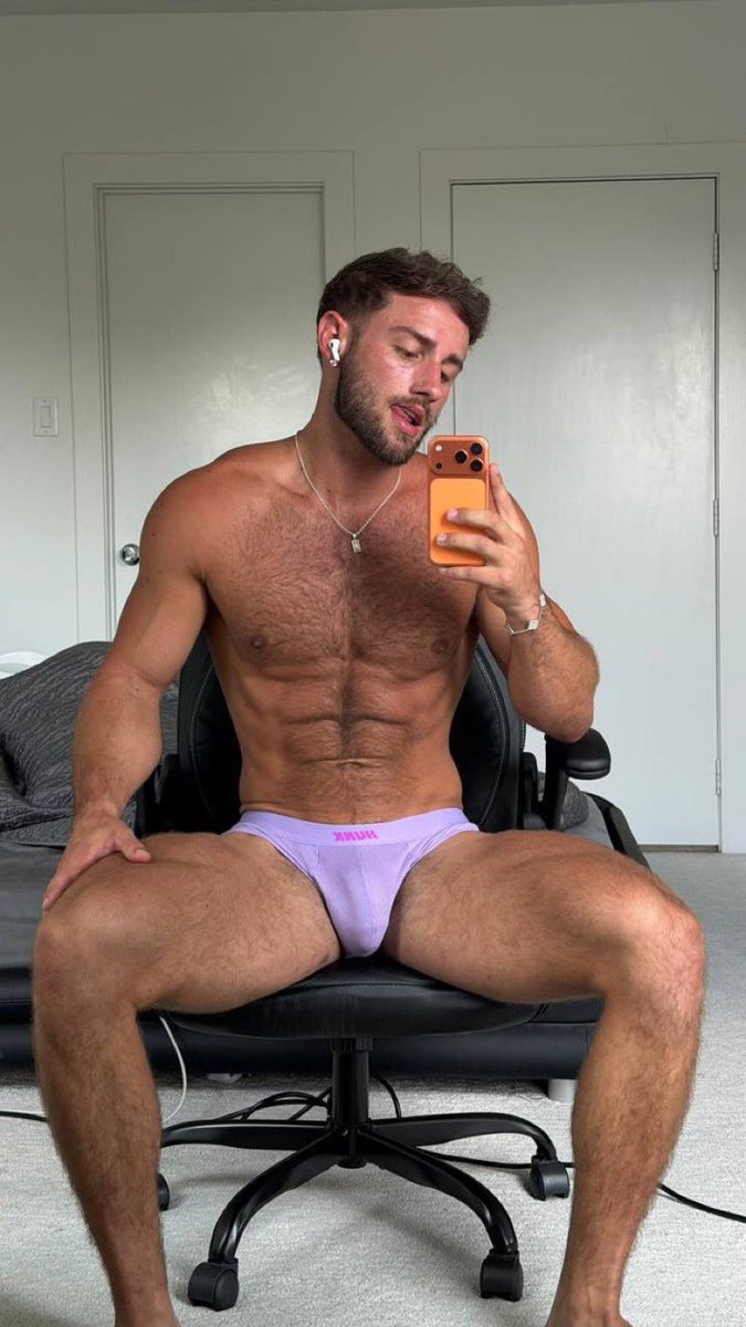 reillygoldenn's tweet photo. how do I look? 😉 https://t.co/3SuILOFtrR