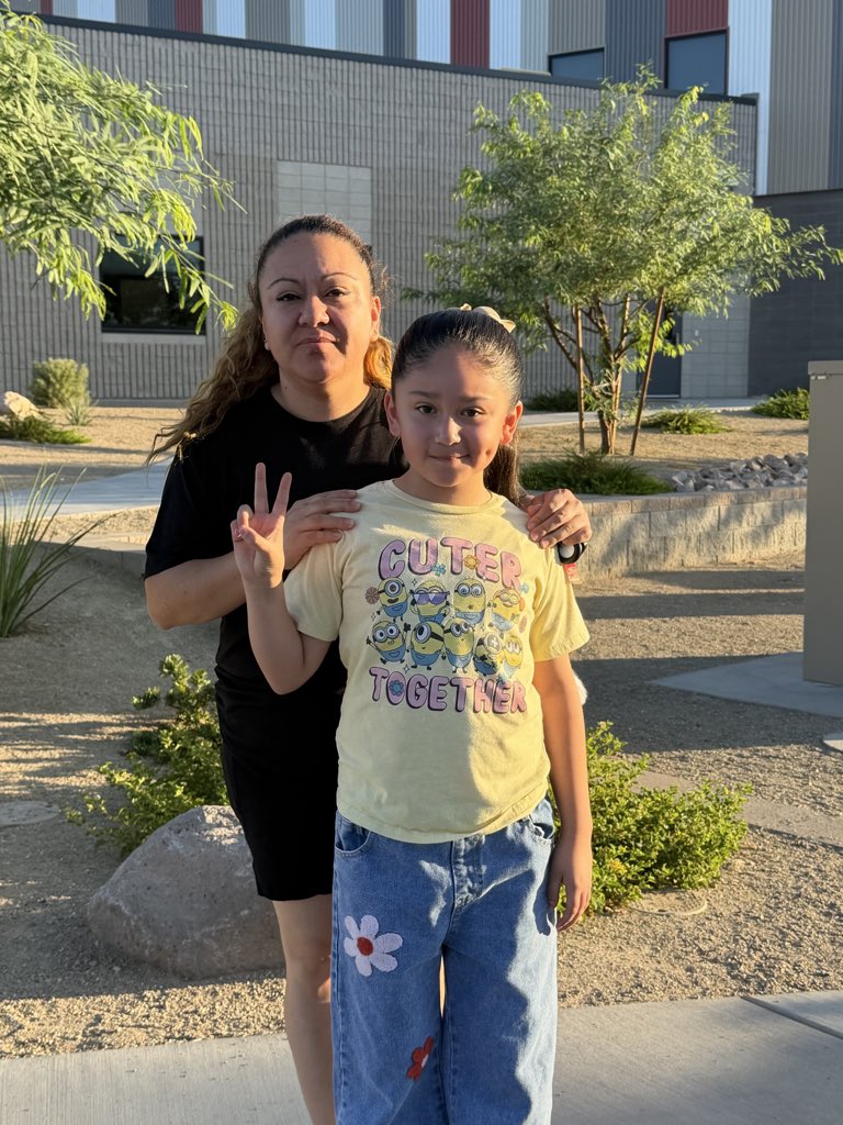 LauraDearingES's tweet photo. One of our many amazing families at morning drop off https://t.co/bBxrW9cUtV