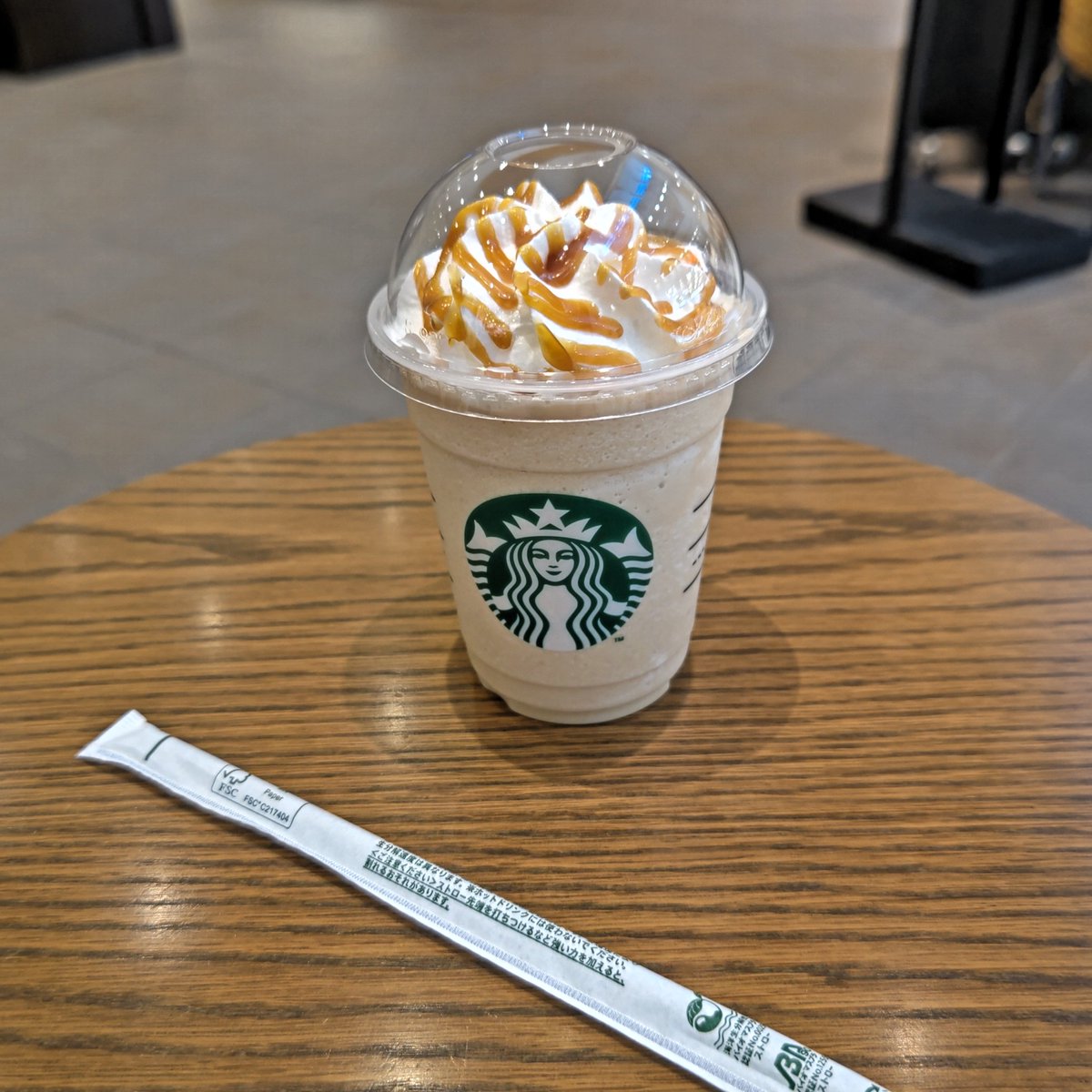 nog12451's tweet photo. ＃ラーメン山岡家 のしょっぱいラーメン後は甘いのとコーヒーを欲す
先日のコーヒーブレイクは世界の『＃スターバックスコーヒー』さん
ワイは一択
キャラメルフラペチーノをオーダー
Tallサイズ＆店内ステイをコール
チュー♪チュー♪
あまーい！甘すぎるよ小沢さん
＃スピードワゴン
＃イエスオザス https://t.co/ndvY7YJxxf