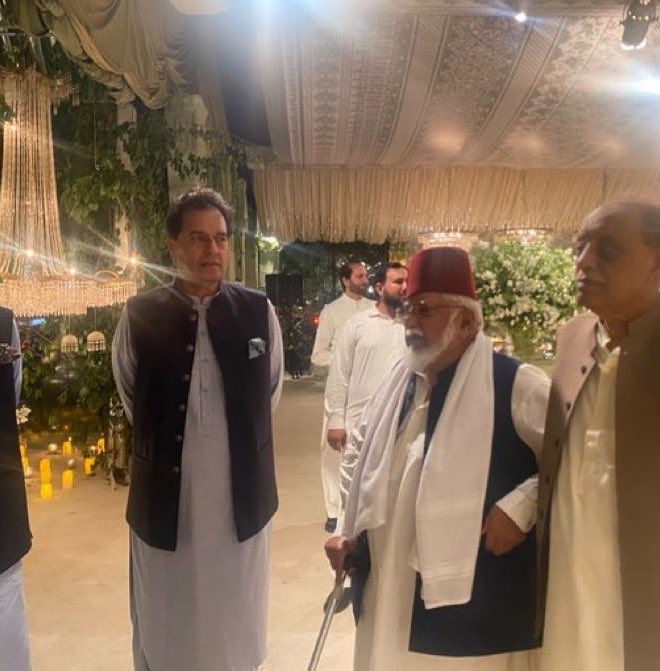 KeepsamM's tweet photo. شریفوں کی فیملی کا کوئی بھی فیملی فنکشن ہو سب سے پہلے یوتھیے کیپٹن صفدر کو ڈھونڈتے ہیں 

 جس دن عمران نیازی نے اپنی بیٹی ٹیریان نیازی کا نکاح کروا دیا اُسی دن اکاونٹ ڈیلیٹ کر دوں گا پکا وعدہ 🤝 https://t.co/hLslAbqC7g