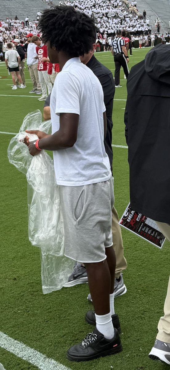 iiamCJSWERVIN's tweet photo. Enjoyed the gameday experience “Between the Hedges” and choppin’ it up with @CoachColey pregame….@RadiNabulsi @RecruitGeorgia @JeremyO_Johnson @RustyMansell_ @jeffsentell @CoachJBrawner @football_tcs @Rivals_Recruits @king_kearis #GODAWGS https://t.co/cOkb5RzMjg