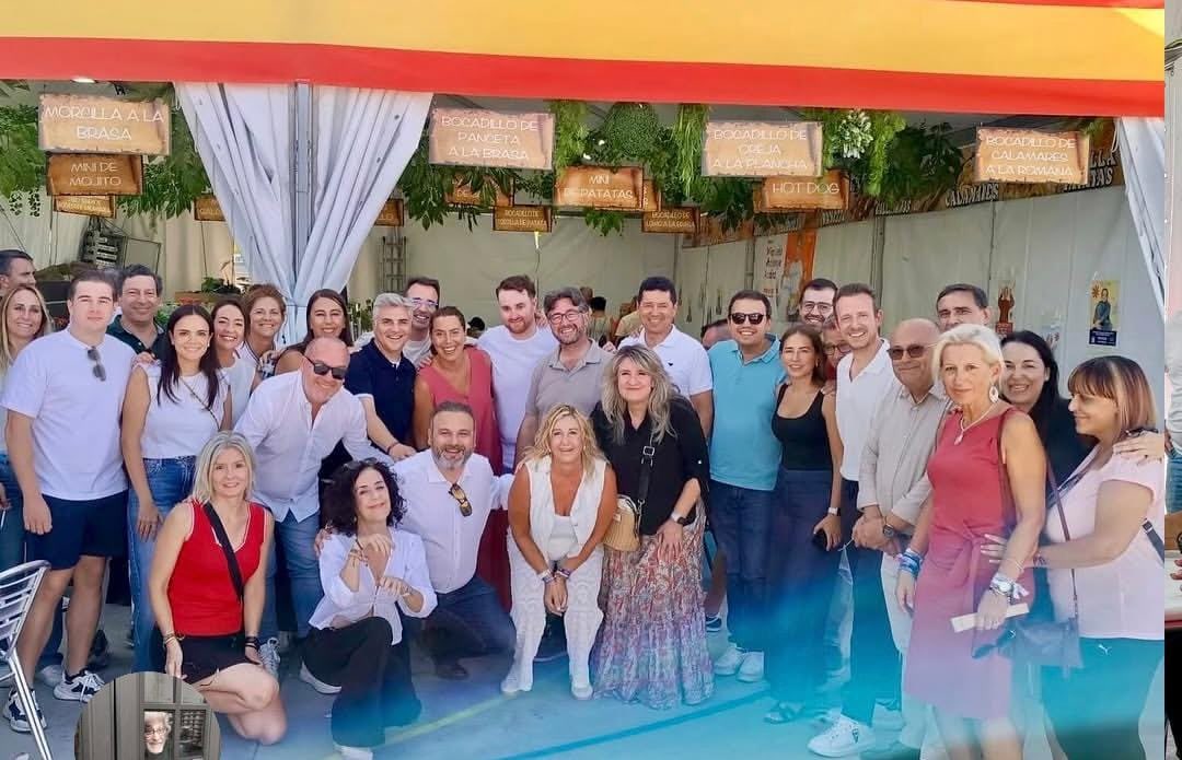 popularesfuenla's tweet photo. 🍽️ ¡Caseta del PP de #Fuenlabrada hasta la bandera en nuestra comida de afiliados! 

💙 Días como hoy demuestran que el cambio es posible. Gracias a todos y a María Jesús Alarilla, presidenta del Comité de Derechos y Garantías, por acompañarnos. 🇪🇸 https://t.co/5n18OQxjO9