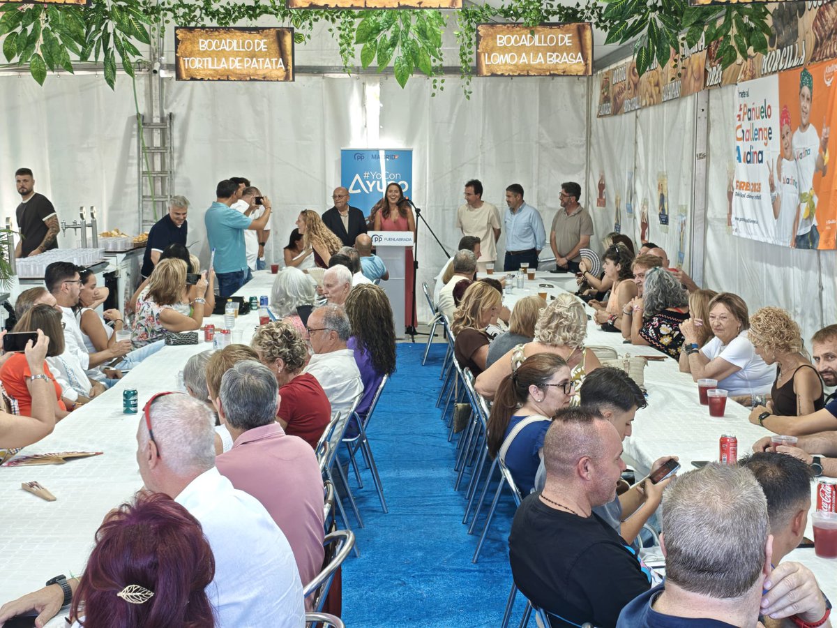popularesfuenla's tweet photo. 🍽️ ¡Caseta del PP de #Fuenlabrada hasta la bandera en nuestra comida de afiliados! 

💙 Días como hoy demuestran que el cambio es posible. Gracias a todos y a María Jesús Alarilla, presidenta del Comité de Derechos y Garantías, por acompañarnos. 🇪🇸 https://t.co/5n18OQxjO9