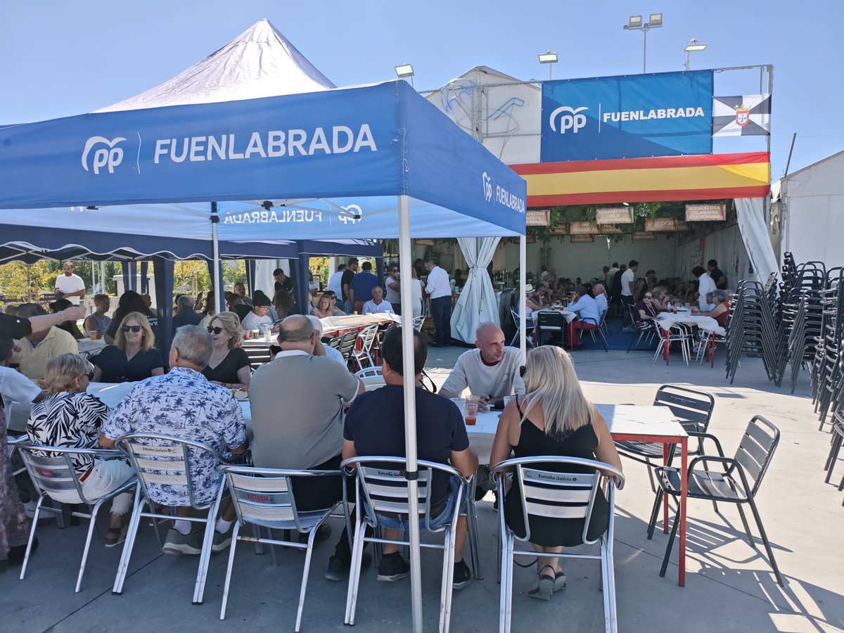 popularesfuenla's tweet photo. 🍽️ ¡Caseta del PP de #Fuenlabrada hasta la bandera en nuestra comida de afiliados! 

💙 Días como hoy demuestran que el cambio es posible. Gracias a todos y a María Jesús Alarilla, presidenta del Comité de Derechos y Garantías, por acompañarnos. 🇪🇸 https://t.co/5n18OQxjO9