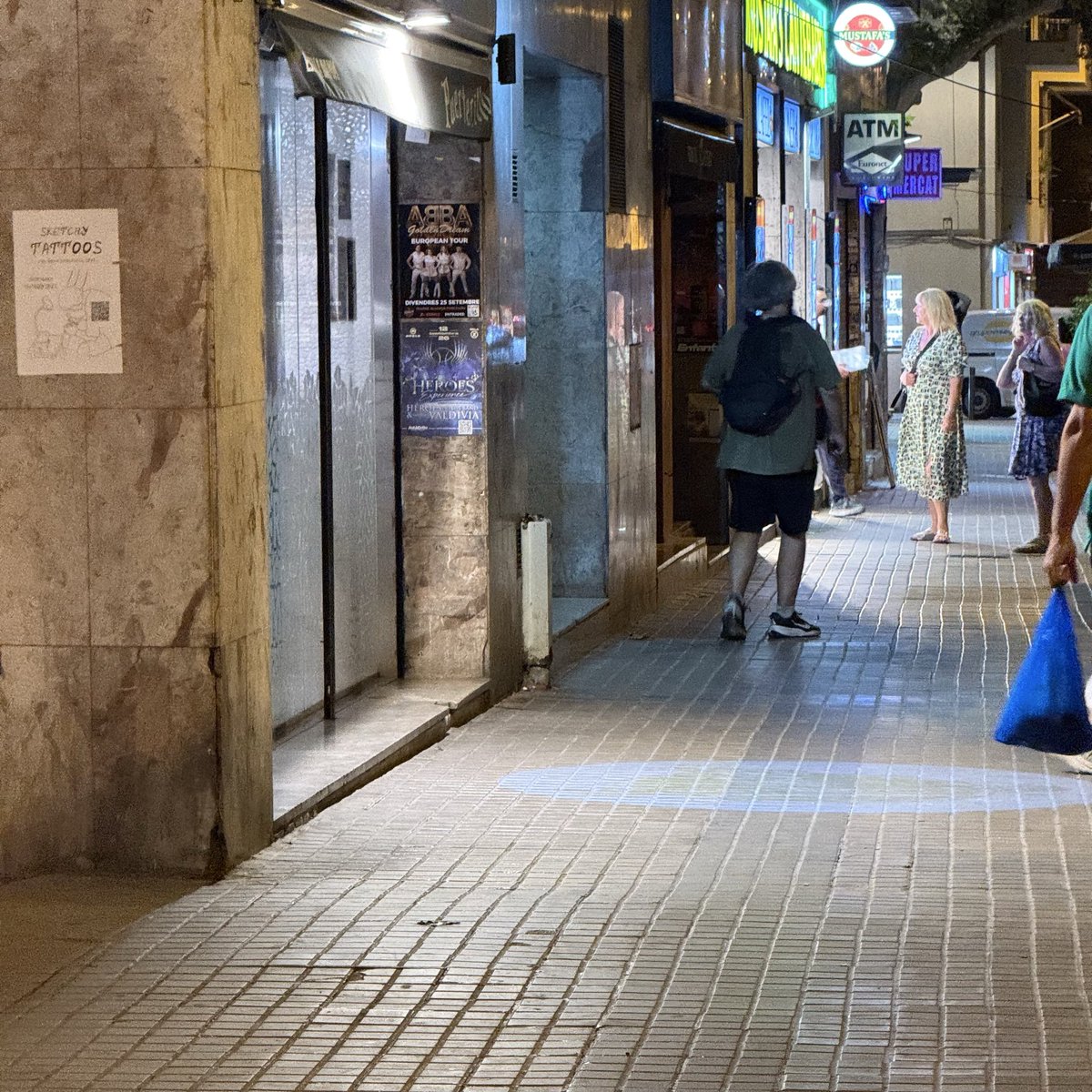 bcnesqueix90324's tweet photo. Aquest personatge va per Paral·lel baixant-se els pantalons, ensenya el micro penis i se’l toca, un yonki mes de debò hem de tenir i aguantar això cada dia??? Camí a #Baluart https://t.co/JWQvnkM5U2