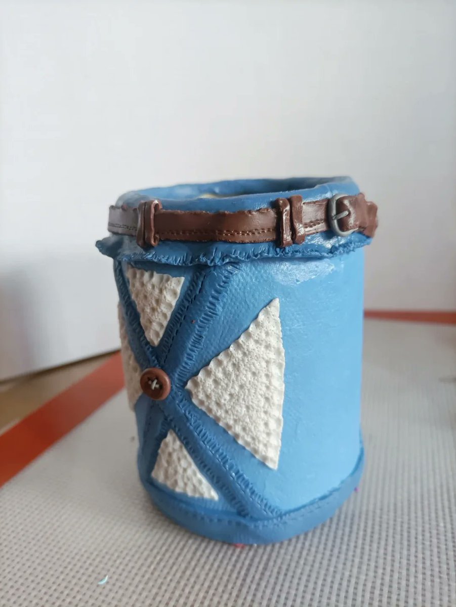 cuiqk116648's tweet photo. Turn an old glass jar into a cute desk organizer in 5 mins! No fancy tools needed, just paint u0026 twine. https://t.co/pHUVfK1gcJ