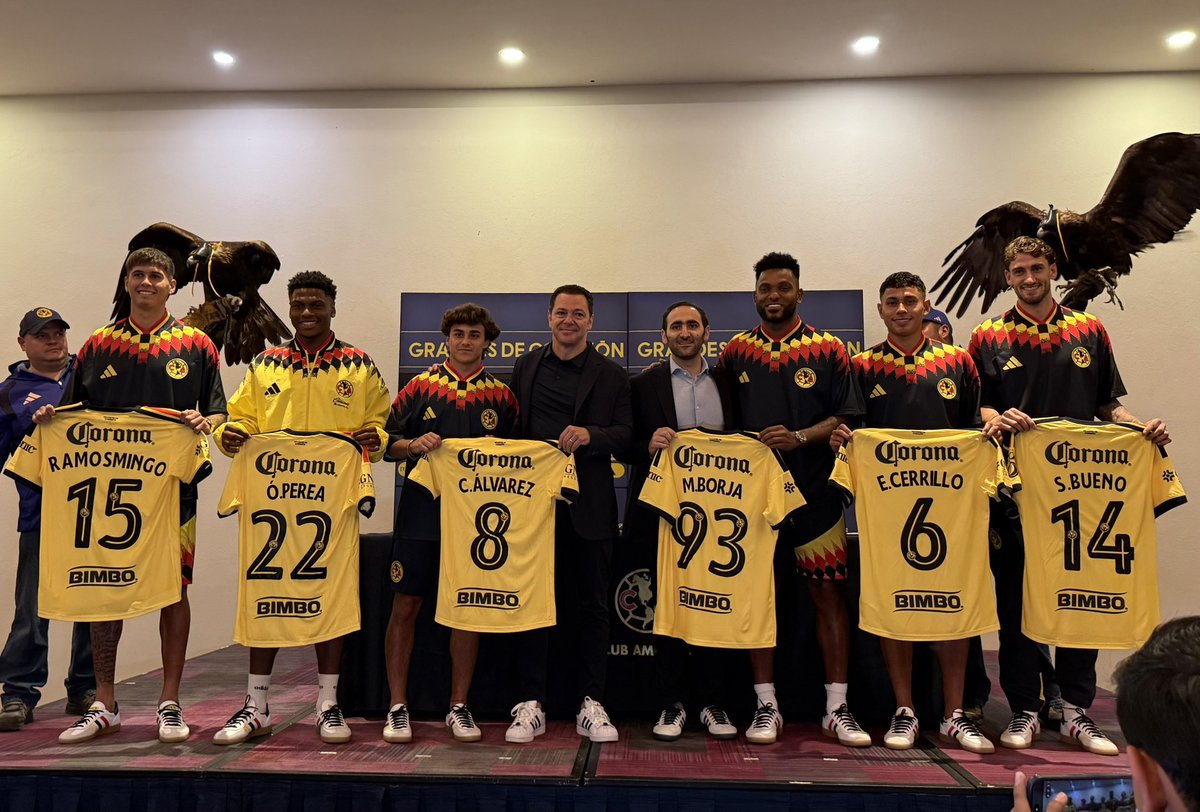 tudimebeto's tweet photo. Esta fotografía de los refuerzos del América y las Águilas tiene mucha aura😮‍💨💛🦅 https://t.co/ScSWYcibWI