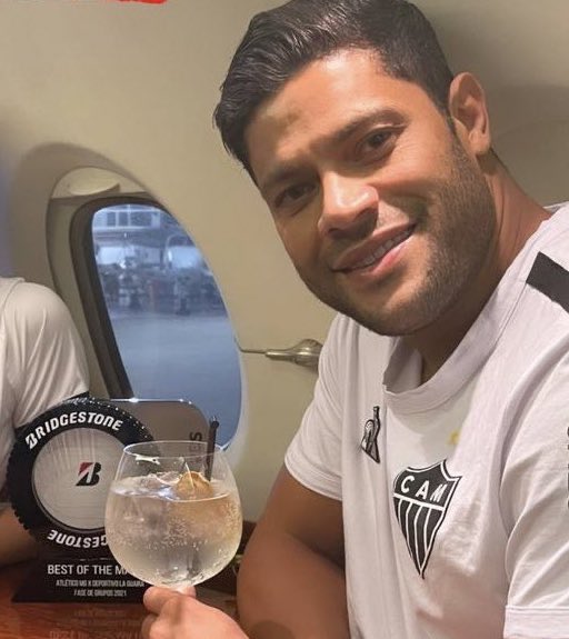 DepreHulk's tweet photo. Hulk assistindo o Galo meter 3x0 no Fluminense: https://t.co/f33HpoBMtm