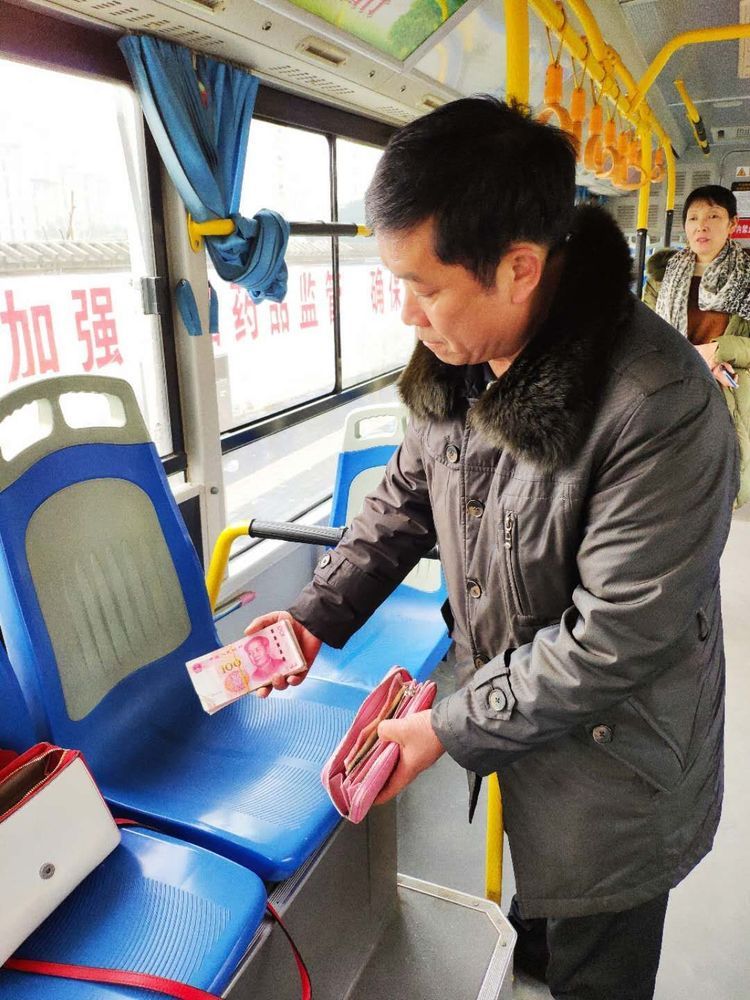 LashondaRuppert's tweet photo. Hoy me olvidé la cartera en el autobús. El conductor me la guardó hasta que volví. El mundo tiene cosas bonitas , https://t.co/Mf4qujRXbI