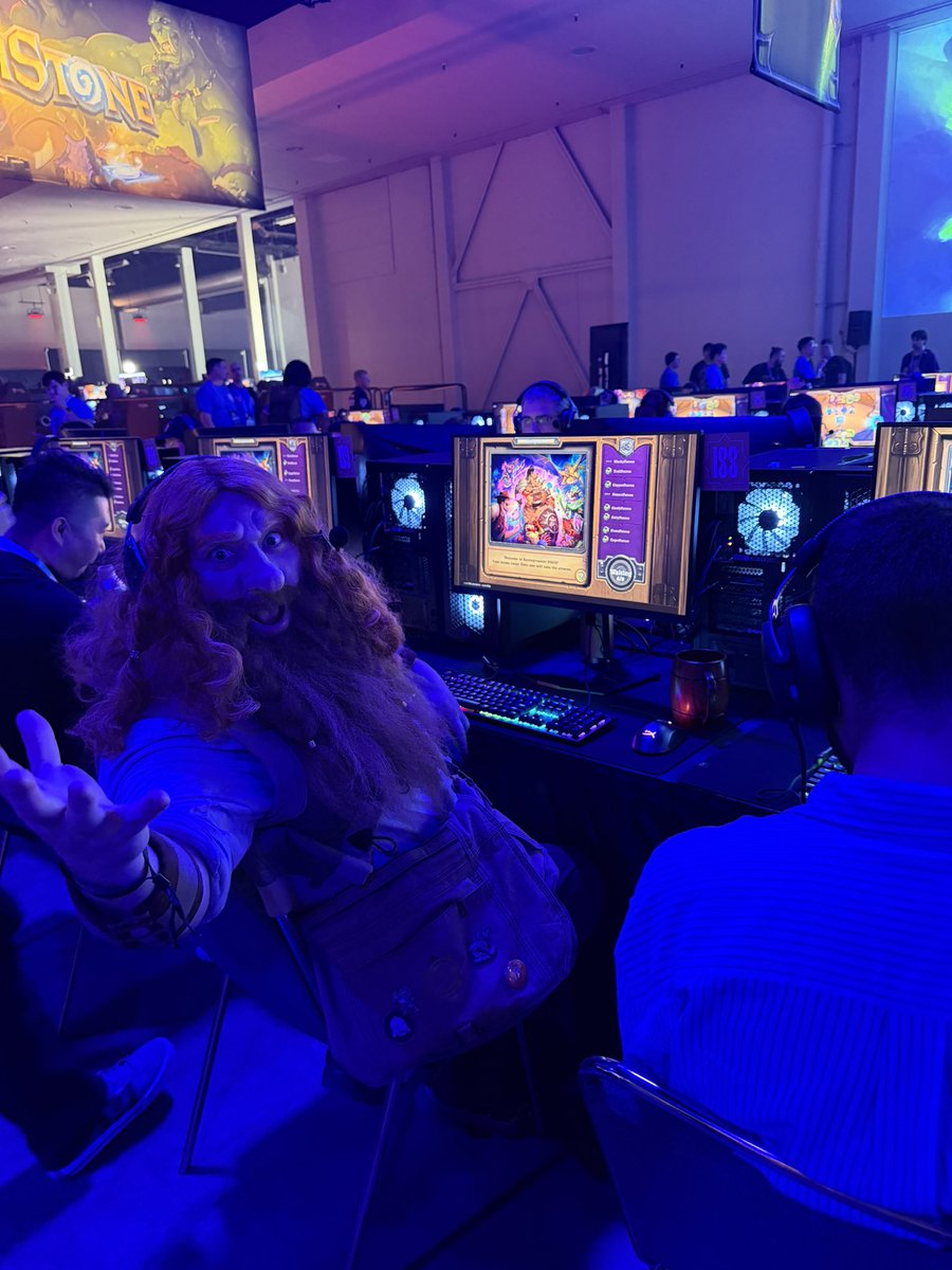 hsdecktech's tweet photo. Harth himself is out here trying out the new BGs content. I’m working this afternoon, come say hi! #Blizzcon https://t.co/lnxXH3Pq54