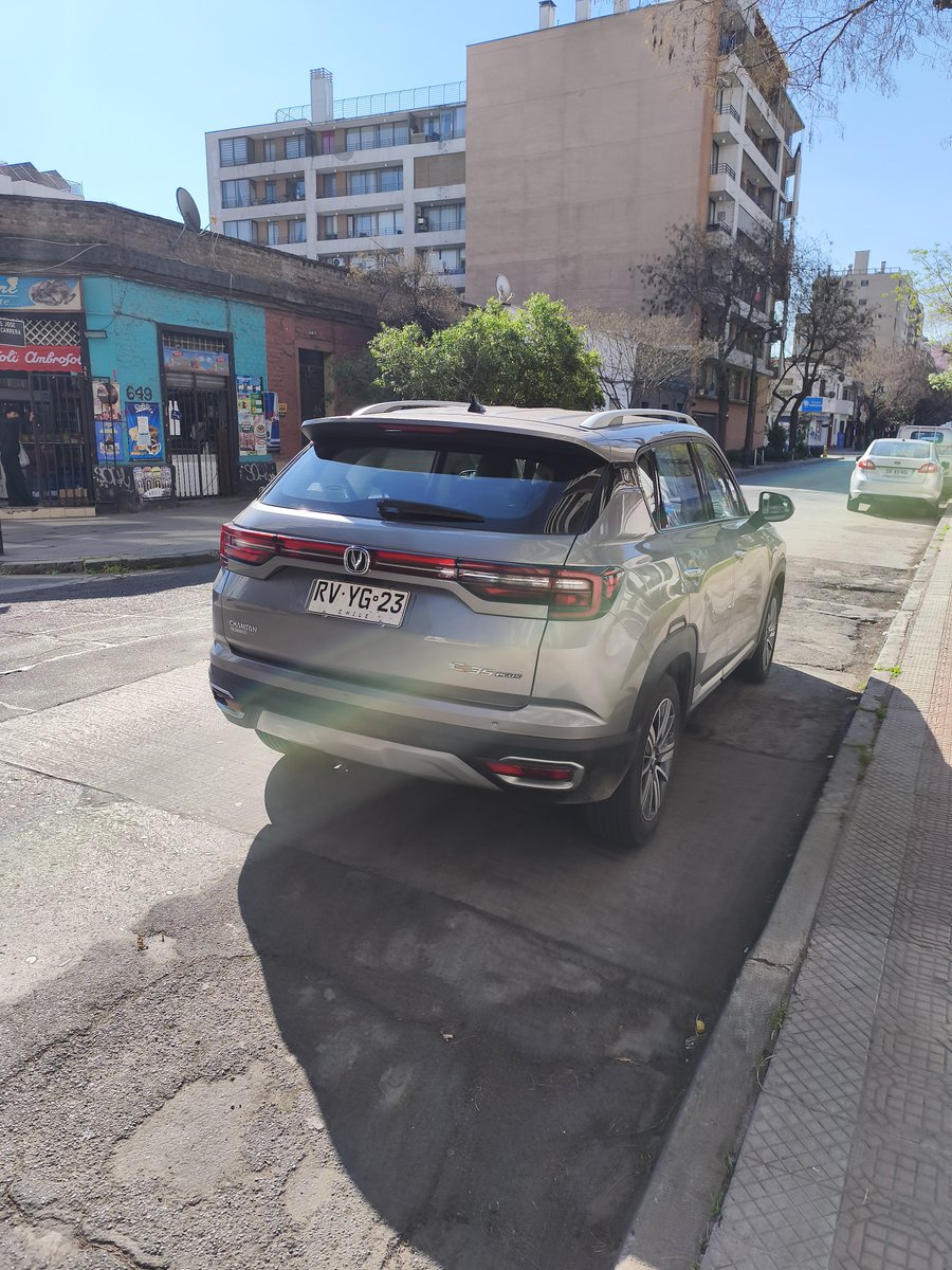 zjmyg's tweet photo. @Uber_Chile (3) llamamos a carabineros, NUNCA llegaron, intentamos poner reclamo en @Uber_Chile Y NO NOS DEJA. a todo esto, el conductor no era el mismo que aparecía en la foto y nos percatamos después cuando se acerca para golpearnos. aquí patente y cara del sujeto para que tengan cuidado. https://t.co/IUDMk1oepM