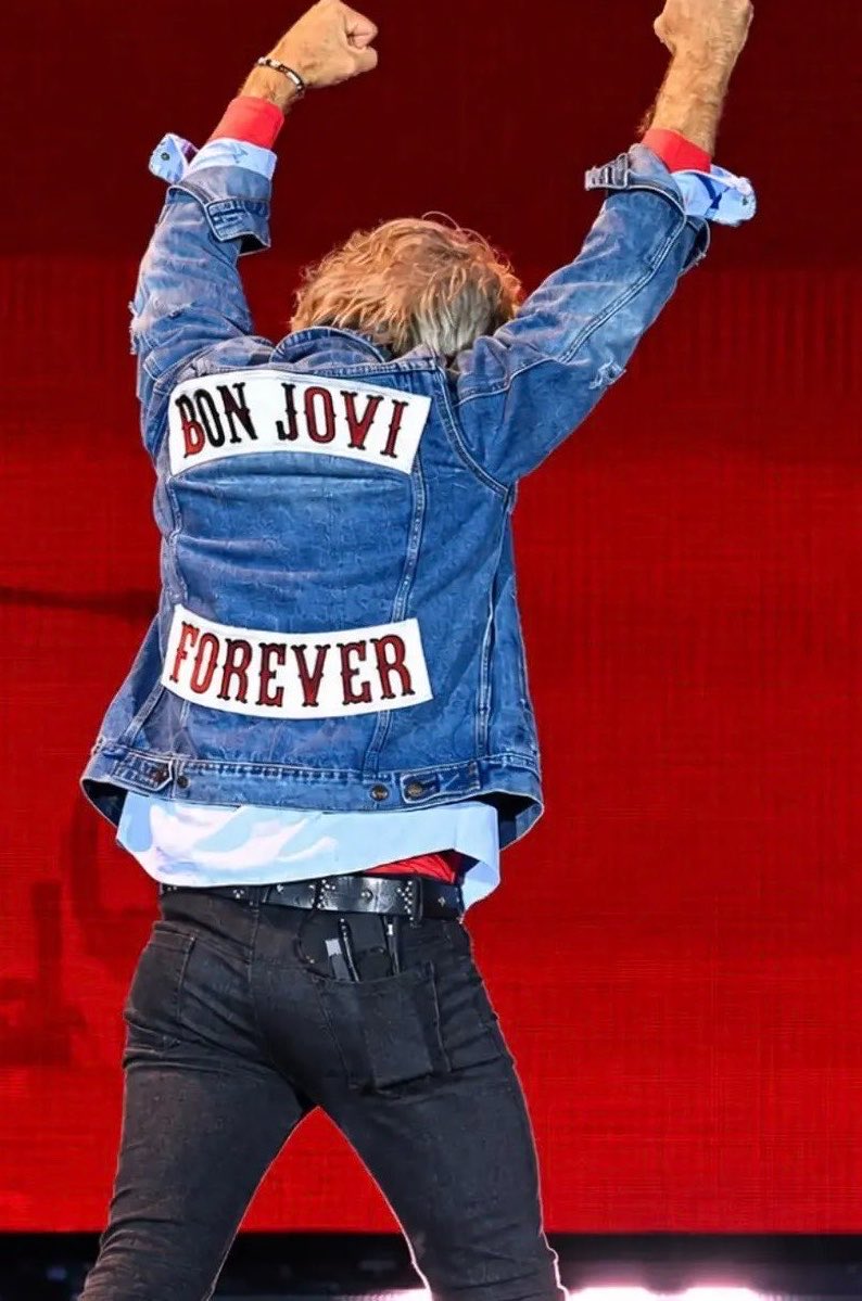 mi000000000's tweet photo. ジョン・ボン・ジョヴィが俺はボトックスも整形もしないよ😎って言ってるのを聞いて、顔の良い奴は結局歳とっても顔がいいんだよクソ💢と思ったけど、20代と60代の今並べても遜色ない体型で相当ストイックだしシワが増えても白髪になっても表情の輝きみたいなのが変わんなくて最強すぎる https://t.co/gbNcvVME1w