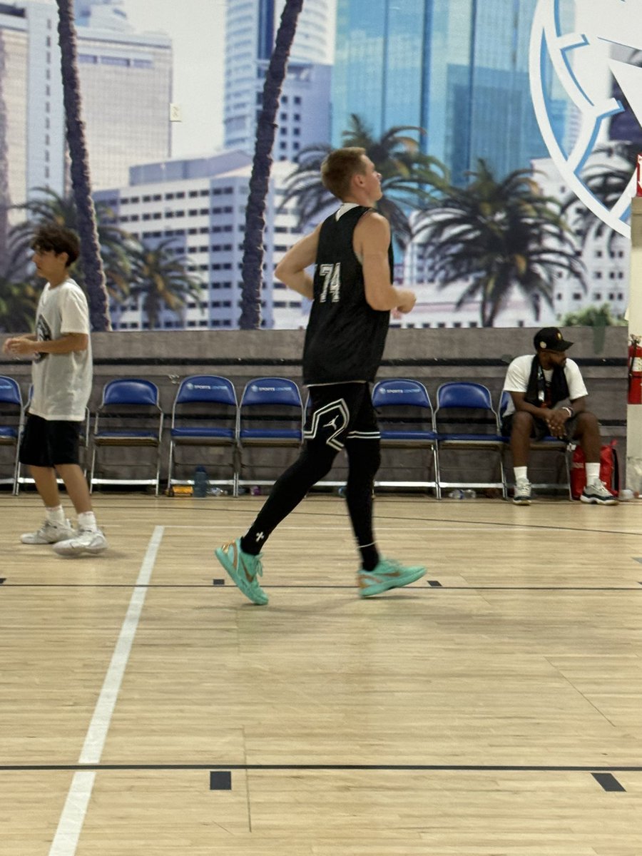 Pure_Prospects's tweet photo. 2027 6’3” St. Mary CG Jude Harmon @Jude10bball has a legit shooting tool. Hit 3 triples late on tired legs with a compact, repeatable release. Good frame + shotmaking translates. https://t.co/ushjo7qQIf