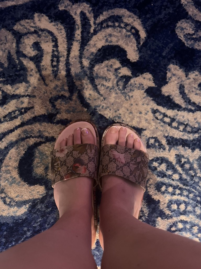 AlexTheAmazon's tweet photo. I love me some Gucci wedges https://t.co/OrVHexAGFc