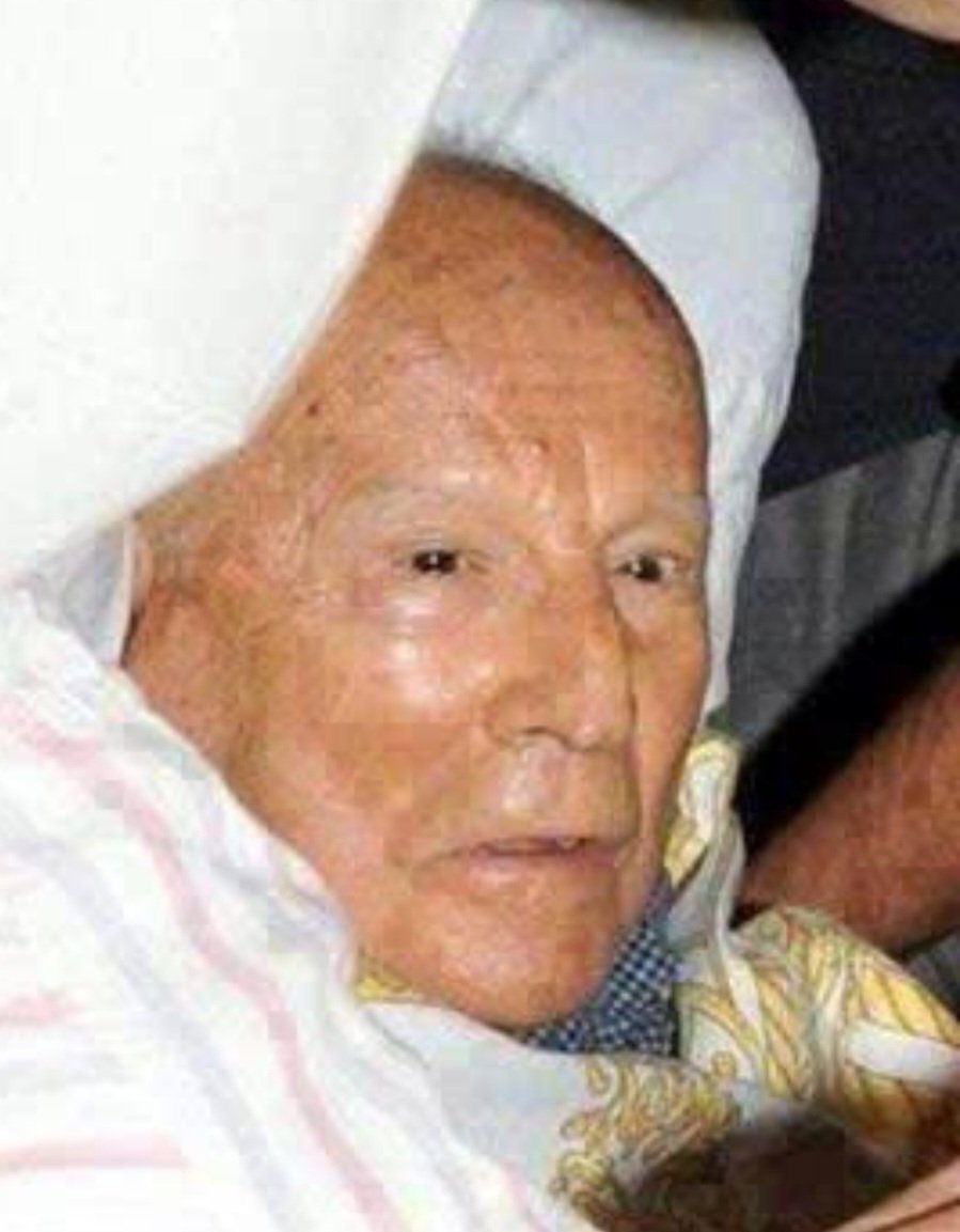 aydinalakus's tweet photo. 12 Eylül döneminde işkenceyle katledilenlerin cenazelerine binler akın ederken.
o işkencelerin başmimarı cumhurbaşkanı sıfatı taşısa dahi cenazesi iki elin parmaklarını geçmeyecek kadar yalnız kalıyorsa; zalimlerin sonu güsteren en iyi tablo https://t.co/tOWcF05rWS