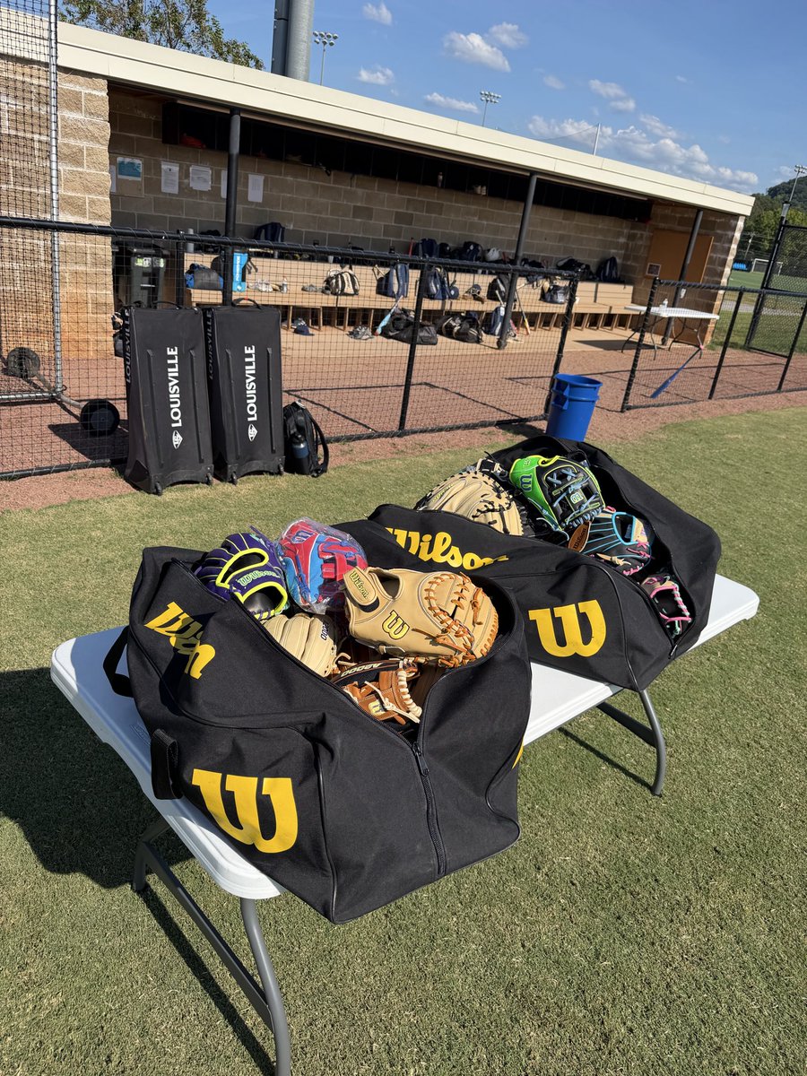 Bracken_17's tweet photo. Thank you @DeMarini @EvoShield @wilsonballglove for stopping by our program this week and letting the boys test out the new products! We appreciate you guys 🤝 @JURoyals_BB #HittersHit #BuildingTheU 🦁 https://t.co/8sYRCIjfJC