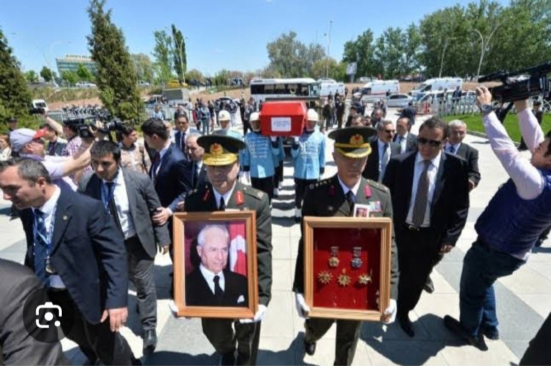 aydinalakus's tweet photo. 12 Eylül döneminde işkenceyle katledilenlerin cenazelerine binler akın ederken.
o işkencelerin başmimarı cumhurbaşkanı sıfatı taşısa dahi cenazesi iki elin parmaklarını geçmeyecek kadar yalnız kalıyorsa; zalimlerin sonu güsteren en iyi tablo https://t.co/tOWcF05rWS