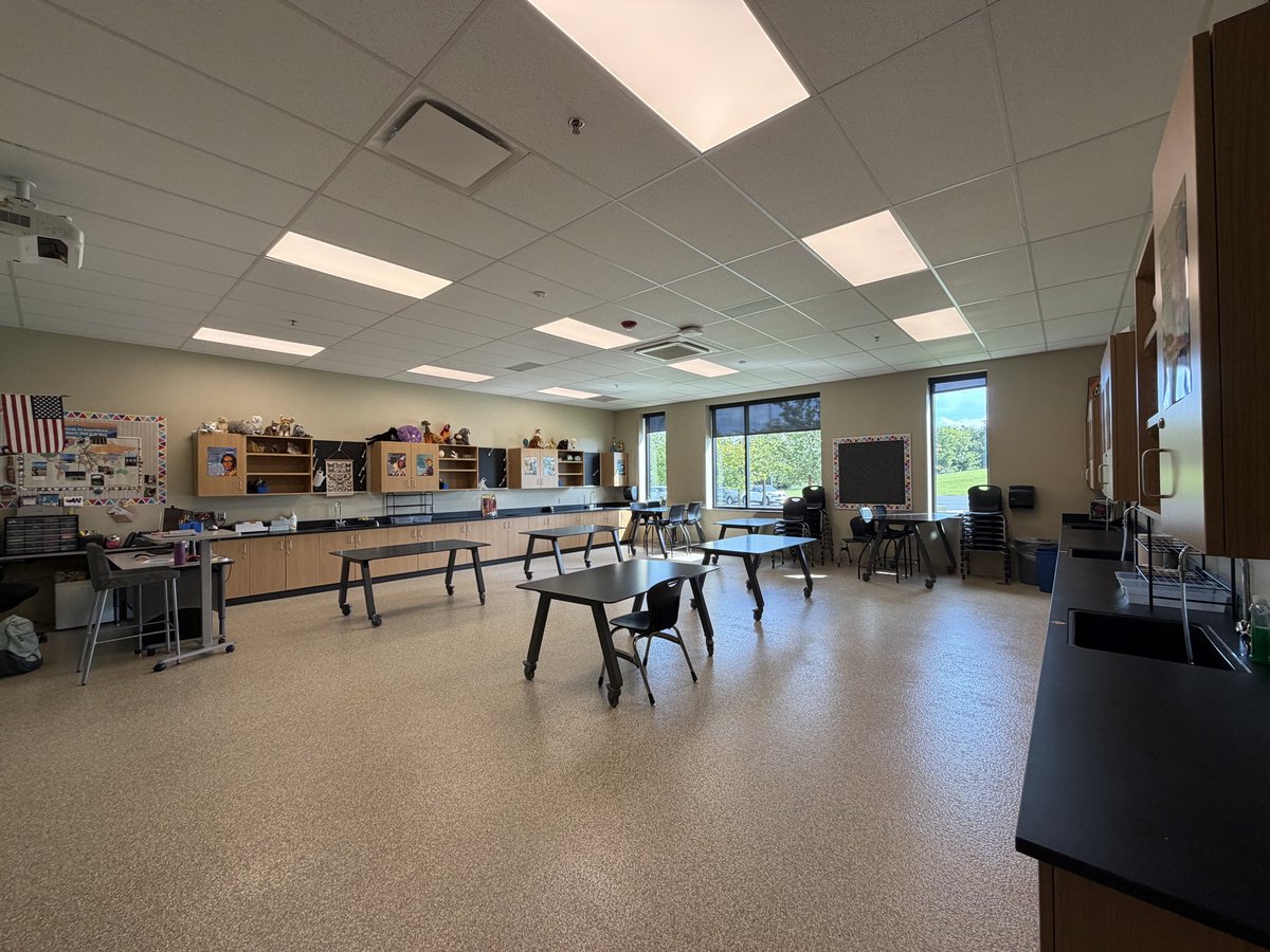 MsSinKC's tweet photo. @MrsC_WV School has started, and these are a few things I still need for my 6th grade science class. I love incorporating art and hands-on projects into science, and these items will help me do that! 

Can you help #clearthelist?

https://t.co/9zsAKHXCQn https://t.co/2KAKffl7xf