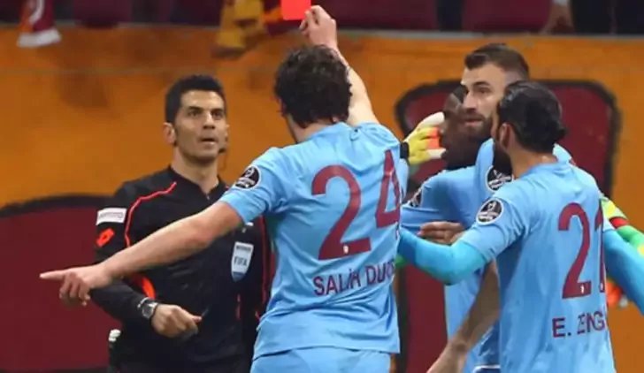 A_Erdenet's tweet photo. Hakemlik kariyerinde futbolcudan kırmızı kart yiyen dünya üzerinde bir kişi vardır. Bu kişi sizce EŞŞEK midir değil midir?

Doğruysa evet değilse hayır diyebilirsiniz https://t.co/VLkIsogqrq